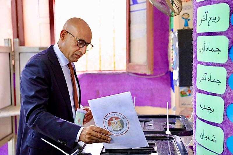 وزير التعليم يدلي بصوته في انتخابات مجلس الشيوخ 2025