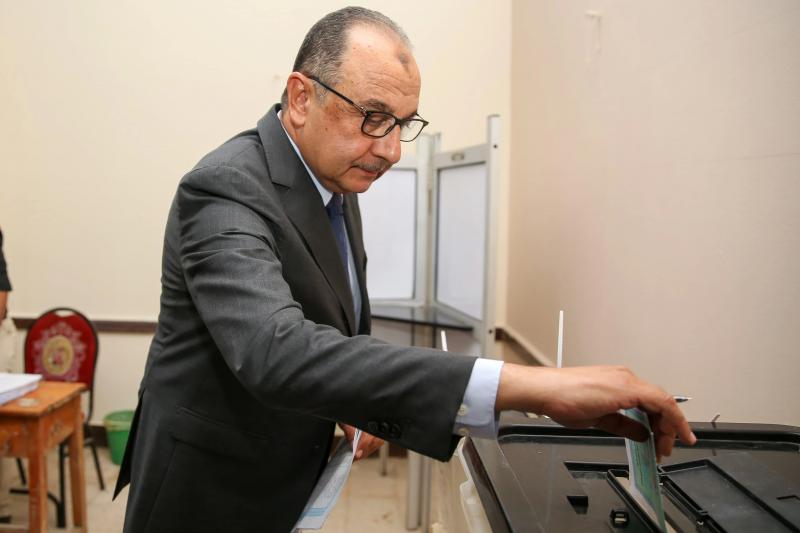 وزير قطاع الأعمال يُدلى بصوته فى انتخابات مجلس الشيوخ بالتجمع الخامس
