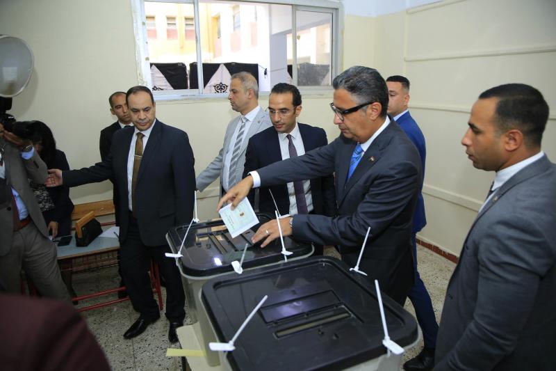 وزير التموين يدلي بصوته في انتخابات الشيوخ.. ويؤكد: المشاركة واجب وطنى