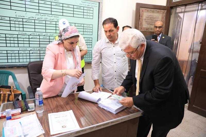وزير التعليم العالي يدلي بصوته فى انتخابات مجلس الشيوخ بالتجمع الخامس