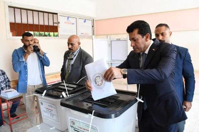 وزير الشباب والرياضة يدلي بصوته في انتخابات مجلس الشيوخ بالشروق