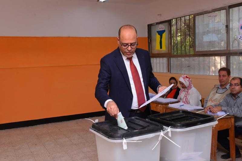 وزير العمل يُدلي بصوته في انتخابات الشيوخ.. ويؤكد: الانتخابات تُظهر للعالم أن مصر تسيير في إطار دستوري وقانوني منظم