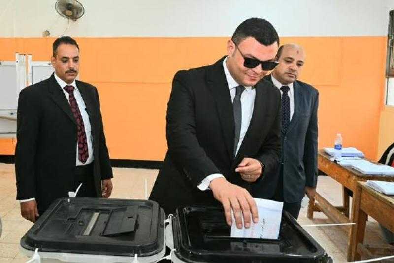 وزير الإسكان يُدلي بصوته بانتخابات الشيوخ.. ويدعو المصريين لممارسة حقوقهم الدستورية والمشاركة الإيجابية
