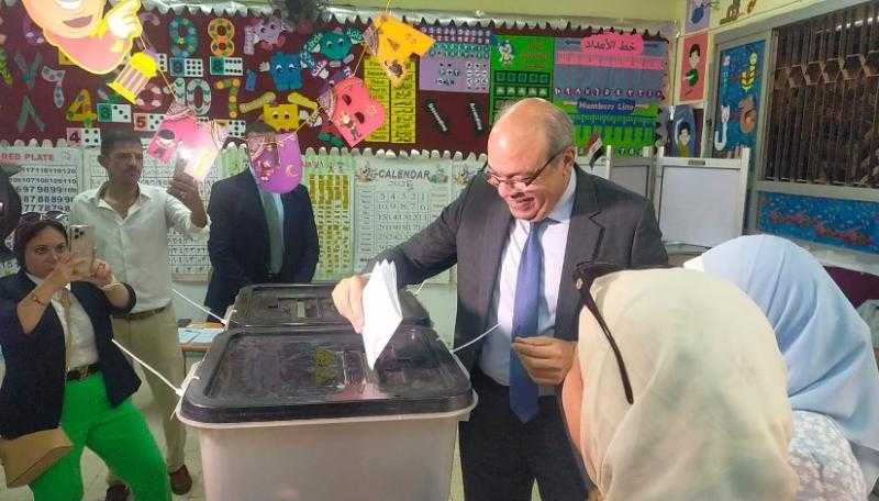 وزير الطيران يدلى بصوته فى انتخابات الشيوخ 2025 بمصر الجديدة
