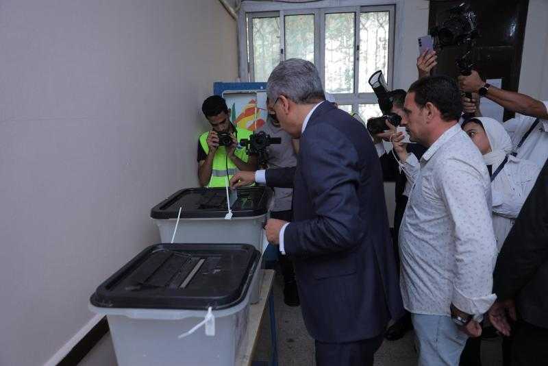 وزير السياحة يدلى بصوته فى انتخابات مجلس الشيوخ 2025