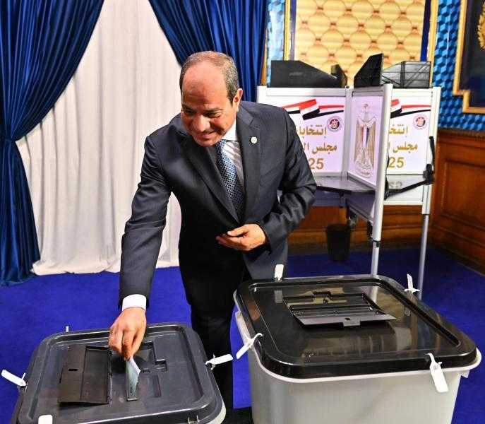 شاهد لحظة إدلاء الرئيس السيسى بصوته فى انتخابات مجلس الشيوخ بمصر الجديدة