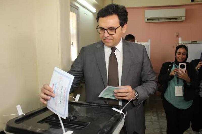 وزير الثقافة يُدلي بصوته في انتخابات الشيوخ ويؤكد: المشاركة واجب وطني وركيزة أساسية للديمقراطية