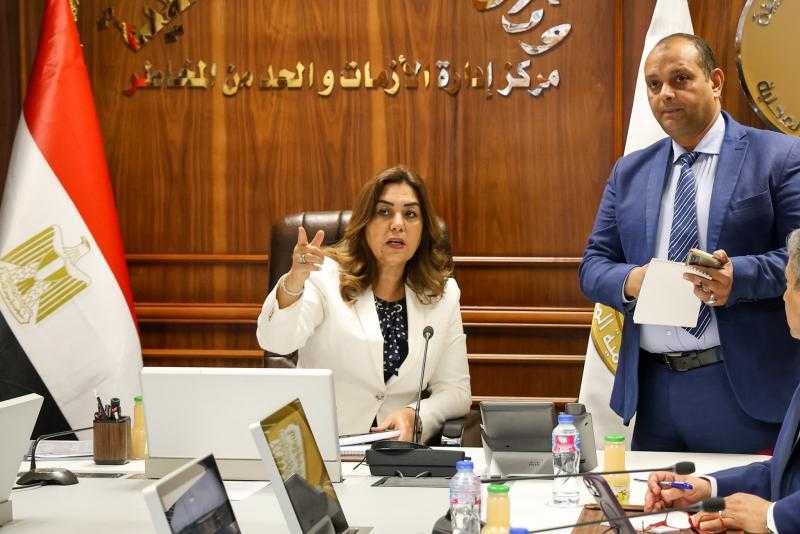 وزيرة التنمية المحلية تتابع سير العملية الانتخابية مع المحافظين من مركز سيطرة الشبكة الوطنية للطوارئ