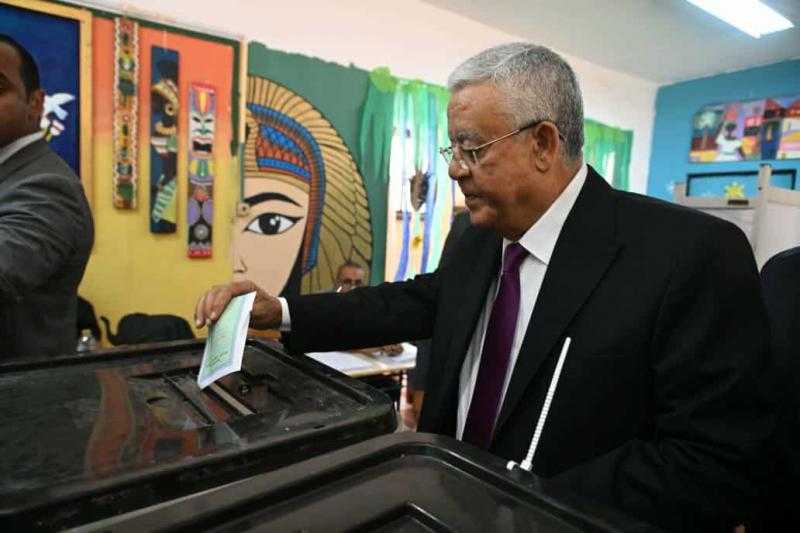 رئيس مجلس النواب يدلي بصوته في انتخابات الشيوخ