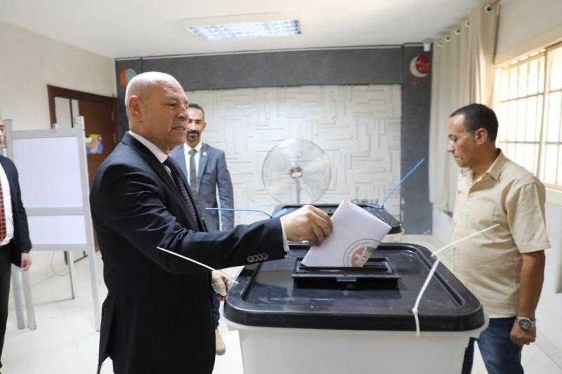 محافظ القاهرة يدلي بصوته في انتخابات مجلس الشيوخ بلجنة بالمعادي