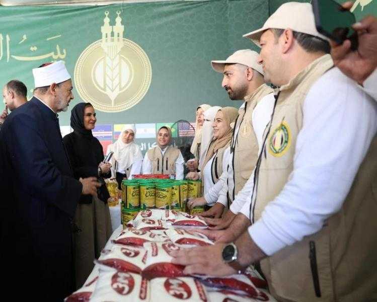 الإمام الأكبر يتفقد تجهيزات القافلة الإغاثية التي يطلقها بيت الزكاة والصدقات إلى قطاع غزة