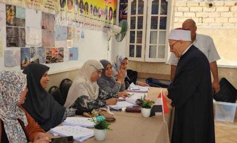 المفتي السابق يدلي بصوته في انتخابات الشيوخ ويؤكد: المشاركة واجب وطني