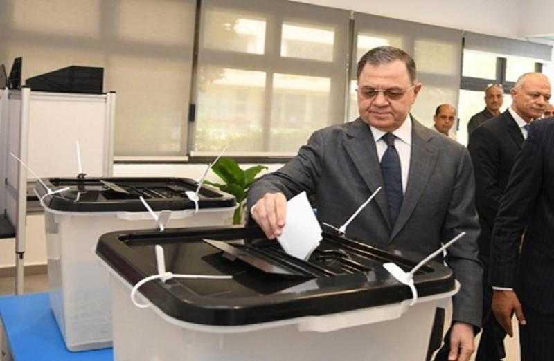 وزير الداخلية يدلي بصوته في انتخابات الشيوخ.. ويؤكد أن الاقتراع يسير بشكل منتظم.. فيديو