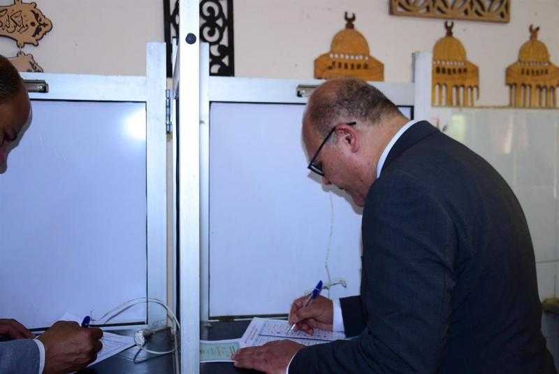 رئيس جامعة سوهاج يدلي بصوته في انتخابات مجلس الشيوخ