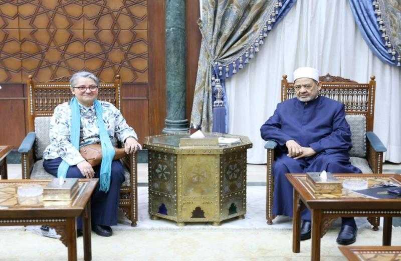 شيخ الأزهر يدعو لإحياء ثقافة القراءة وإعادة نشر كنوز الإصدارات الإسلامية.. صور