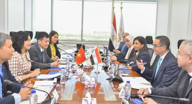 وزير الاستثمار والتجارة الخارجية يستقبل نائبة وزير الصناعة والتجارة الفيتنامي