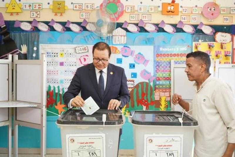 رئيس الهيئة العامة للاعتماد والرقابة الصحية يُدلي بصوته بانتخابات مجلس الشيوخ