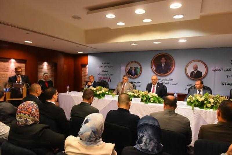 وزير العمل ومحافظ الجيزة يفتتحان ندوة للتوعية بمواد قانون العمل الجديد.. ويُسلمان 40 عقد عمل لذوي همم