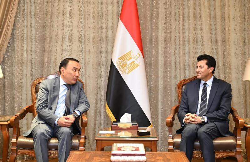 وزير الشباب والرياضة يلتقي سفير كازاخستان لبحث التعاون الثنائي