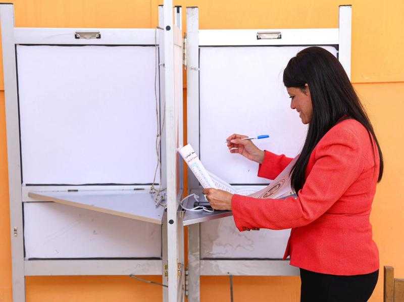 وزيرة التخطيط تدلي بصوتها في انتخابات مجلس الشيوخ