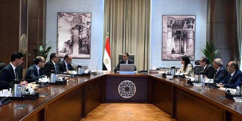رئيس الوزراء يتابع مع وزير قطاع الأعمال العام الموقف التنفيذي لمشروع تطوير صناعة الغزل والنسيج
