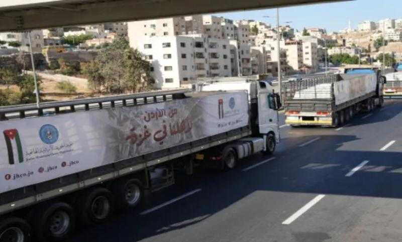إسرائيل تفرض رسوما بنحو 400 دولار على كل شاحنة مساعدات تعبر من الأردن إلى غزة