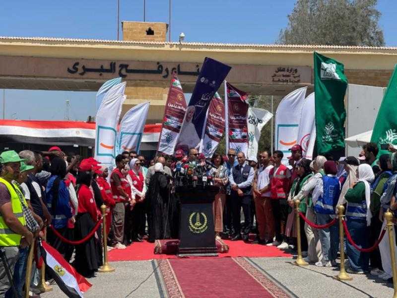 نبيلة مكرم عبيد تستعرض أمام معبر رفح جهود مصر لدعم غزة: 200 شاحنة جاهزة للتسليم