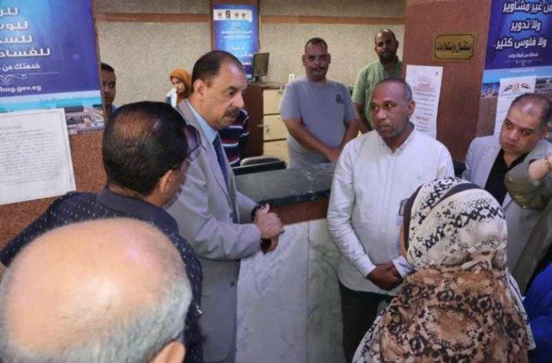 محافظ سوهاج يُحيل قيادات قرية الحواويش للتحقيق بسبب تدني الخدمات وتغيب الموظفين