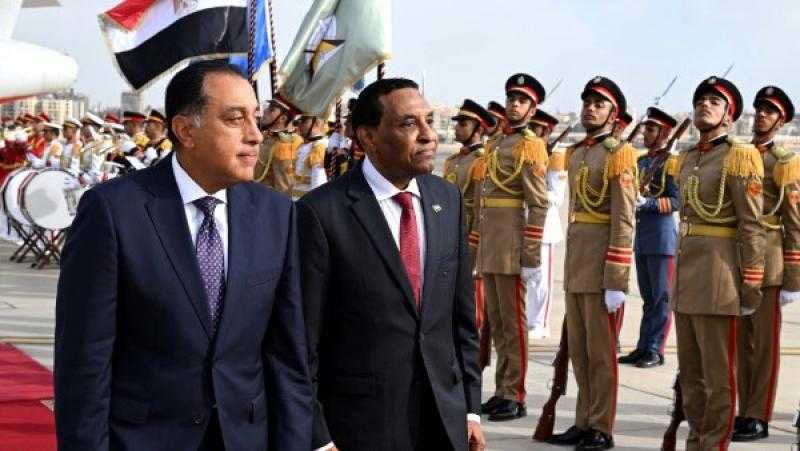 رئيس الوزراء يستقبل نظيره السوداني بمطار القاهرة