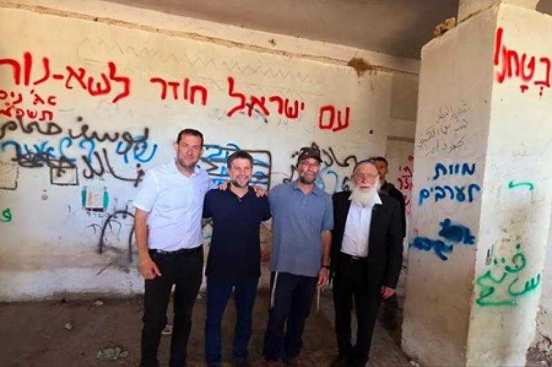 التقاط صورة لسموتريتش قرب جدار مكتوب عليه الموت للعرب