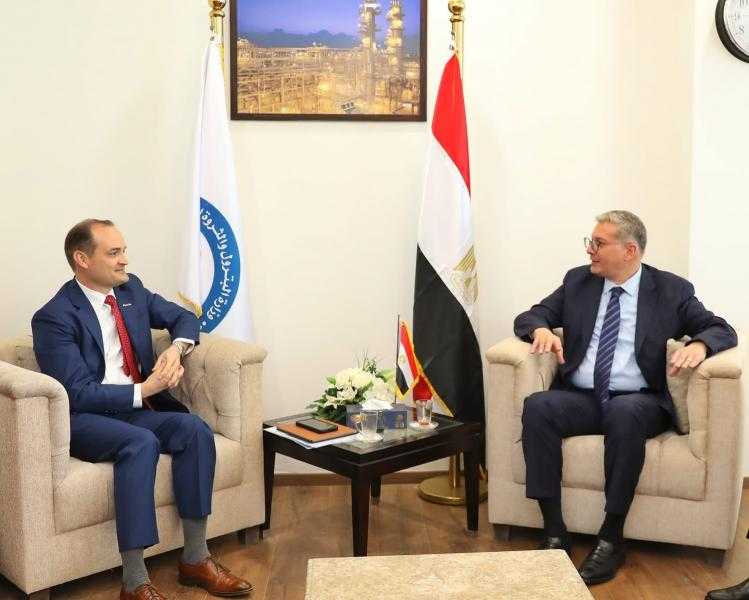 وزير البترول يلتقي النائب الأول لرئيس شركة أباتشي الأمريكية ورئيس شركة خالدة للبترول
