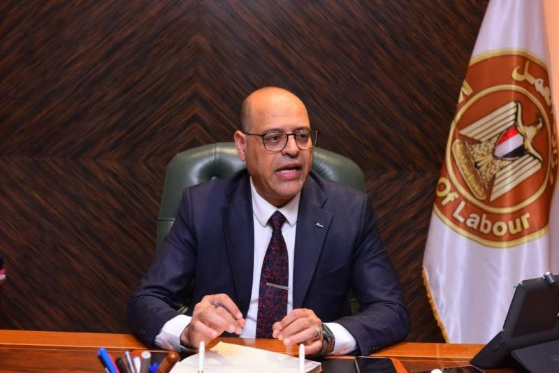 وزير العمل يُقرر إلغاء وإيقاف نشاط 4 شركات إلحاق عمالة بالخارج لمخالفتهم أحكام ”القانون” خلال شهر واحد