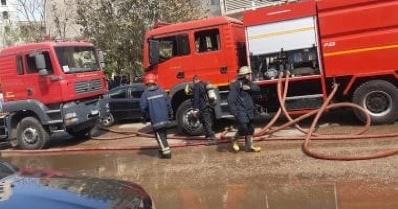الحماية المدنية تنتقل للسيطرة على حريق مصنع ملابس فى المحلة
