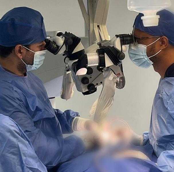 نجاح أول جراحة دقيقة لاستئصال ورم بالمخ باستخدام المايكروسكوب الجراحي بمستشفى أسوان التخصصي