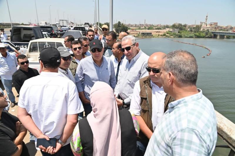 وزير الري يتابع على الطبيعة حالة نهر النيل فرع رشيد وجسوره بنطاق (٦) محافظات وأعمال إزالة الحشائش وورد النيل