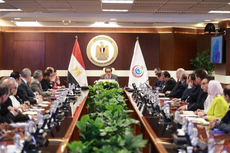 وزير الصحة والسكان يجتمع بقيادات الوزارة ورؤساء القطاعات والهيئات لمناقشة خطة العمل المقبلة