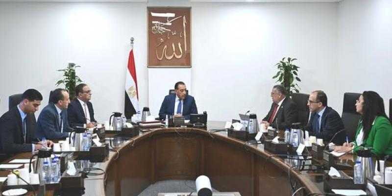 رئيس الوزراء يتابع مع ”رئيس اقتصادية المثلث الذهبي” عدداً من ملفات العمل