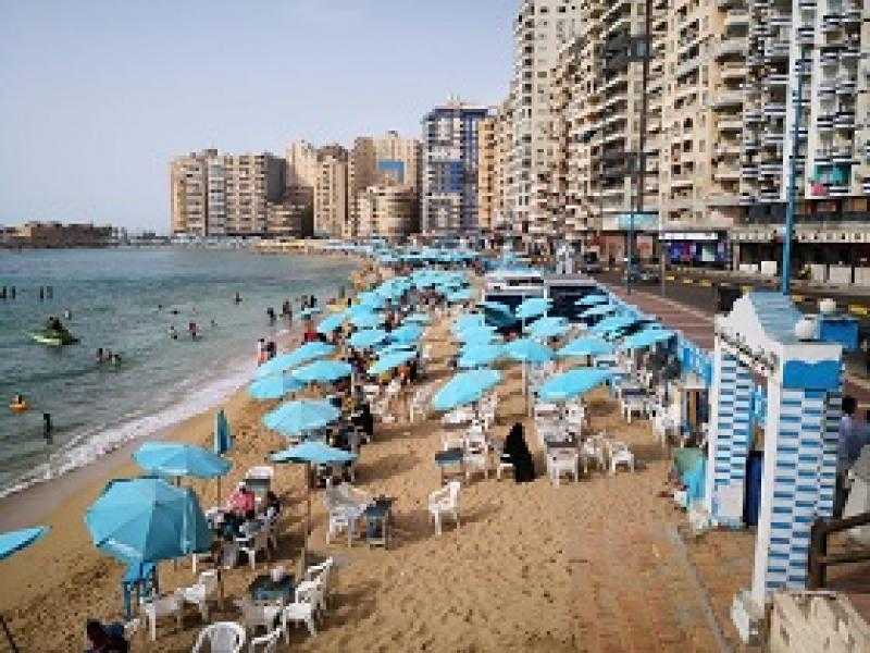 شواطئ الإسكندرية تشهد حالة هدوء واستقرار.. ونسب الإشغال فوق المتوسط