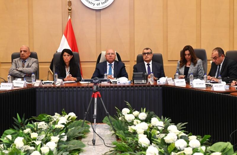 وزير الصناعة والنقل يترأس الاجتماع الثامن والعشرين للمجموعة الوزارية للتنمية الصناعية