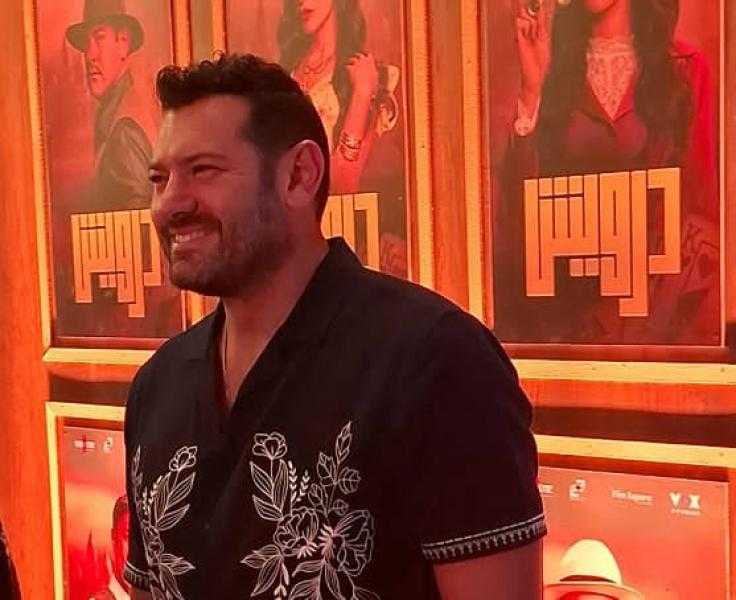 عمرو يوسف يحضر عرض فيلم درويش بأجواء الأربعينات قبل طرحه في مصر والعالم العربي