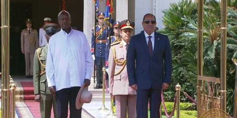 الرئيس السيسي يستقبل نظيره الأوغندي بقصر الاتحادية.. فيديو