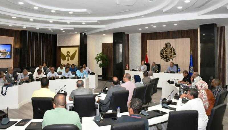 محافظ أسوان يوجه بسرعة شن حملات على الأسواق لضبط المخالفين والمحتكرين