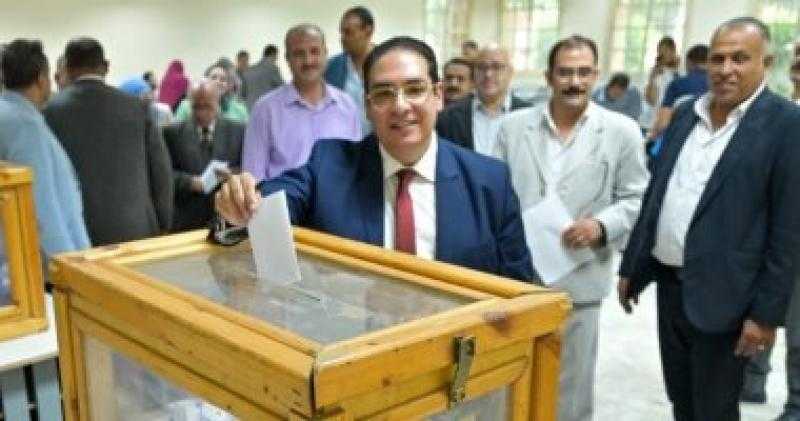 رئيس جامعة القاهرة يشارك فى التصويت بانتخابات صندوق الزمالة