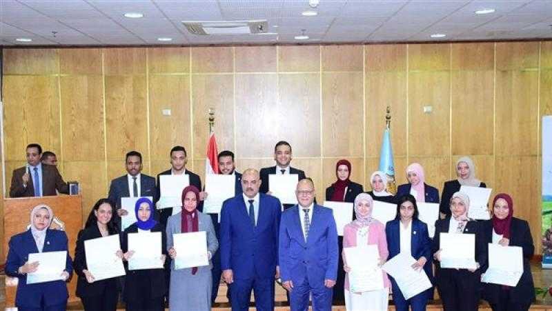 جامعة سوهاج تكرم 22 من أوائل خريجيها المعينين في البنك الزراعي المصري
