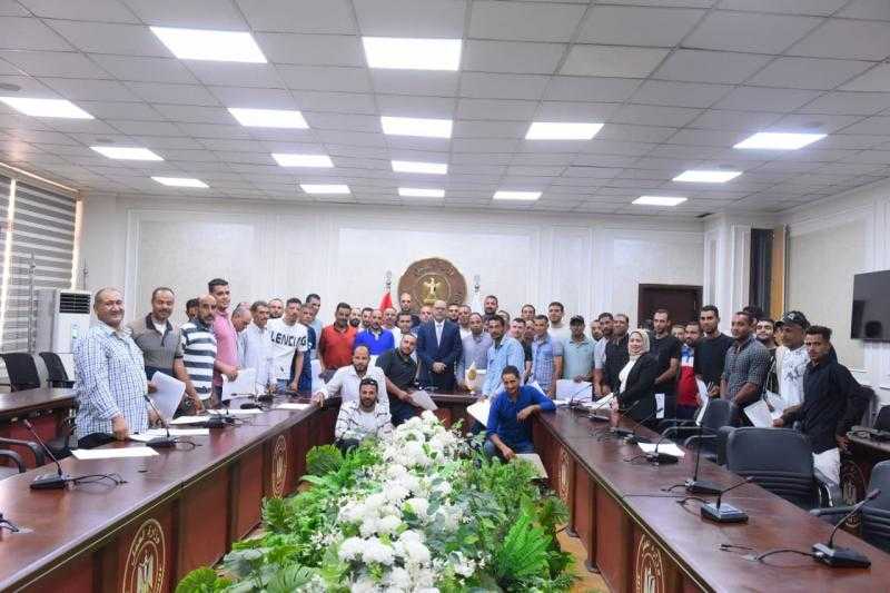 جبران يُسلم 93 عقد عمل لكوادر مصرية للعمل في البوسنة والإمارات والأردن