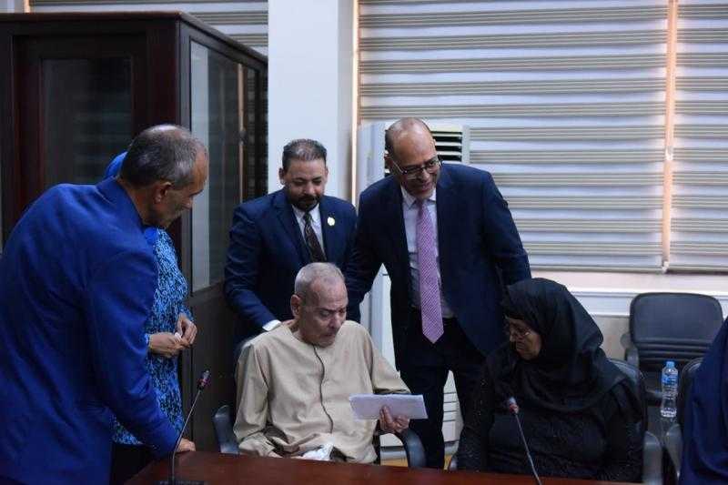 وزير العمل يُسلم بطاقات بنكية لعمال مصريين من مُستحقي المعاشات التقاعدية العراقية