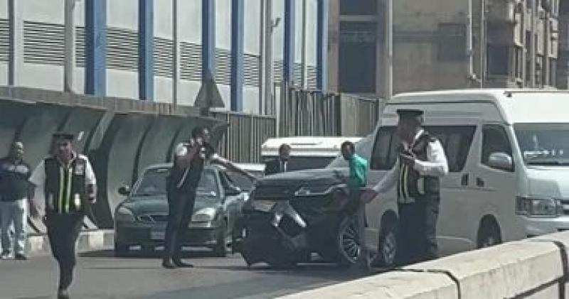 ضبط سائق سيارة فارهة حاول الهرب بعد ارتكابه حادثا مروريا بكوبرى أكتوبر