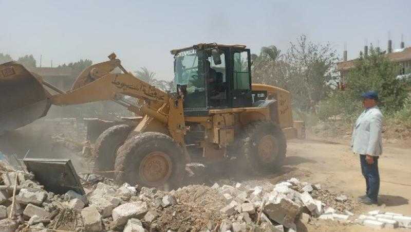 محافظ أسيوط: إزالة 31 تعديا على الأراضي وبناء مخالف بالمراكز والأحياء