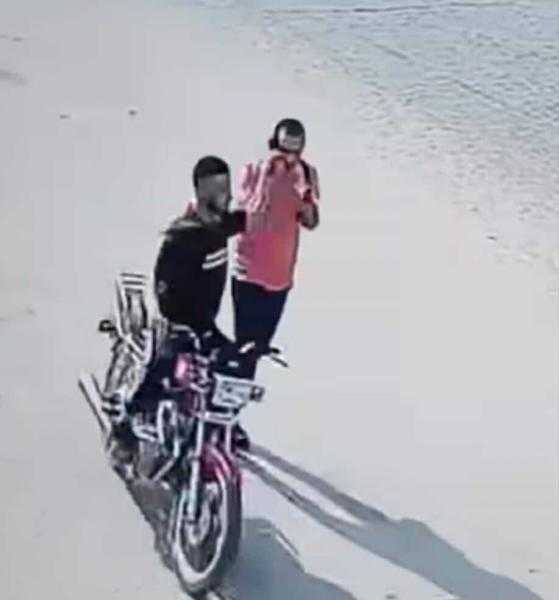 الأمن يفحص فيديو محاولة سرقة لص لشاب وترويعه بسلاح أبيض