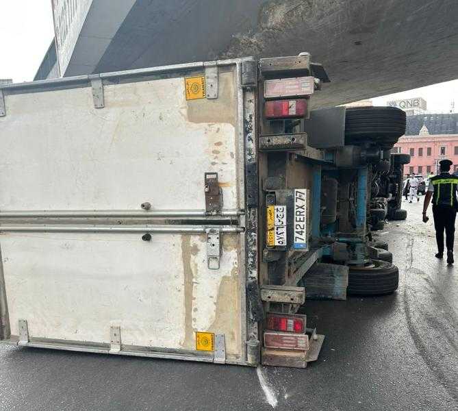 استخراج سائق وتباع احتجزا داخل سيارة نقل انقلبت أسفل كوبرى أكتوبر